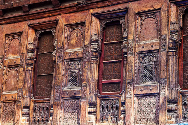 Fasad dengan detail ukiran kayu